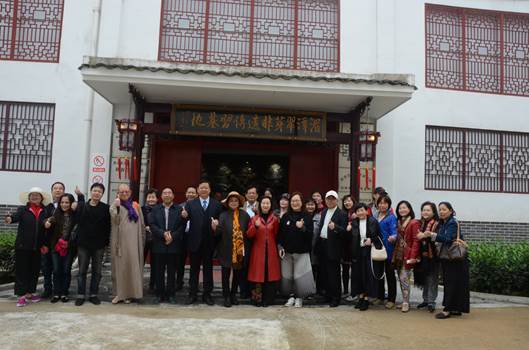 參訪團(tuán)在湄潭參訪合影留念。 參訪團(tuán)在湄潭參訪合影留念。