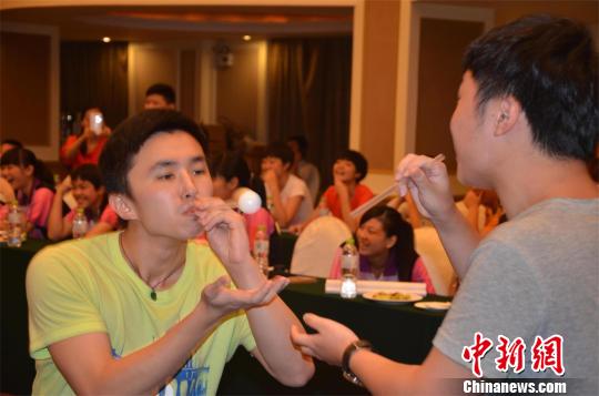 海峽兩岸青少年乒乓球聯(lián)誼晚會(huì) 學(xué)生樂在其中 海峽兩岸青少年乒乓球聯(lián)誼晚會(huì) 學(xué)生樂在其中
