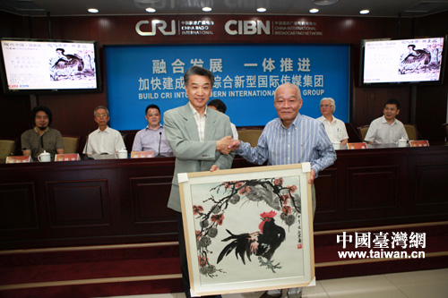 互贈書畫作品(中國臺灣網(wǎng) 孫伊靜 攝) 互贈書畫作品(中國臺灣網(wǎng) 孫伊靜 攝)