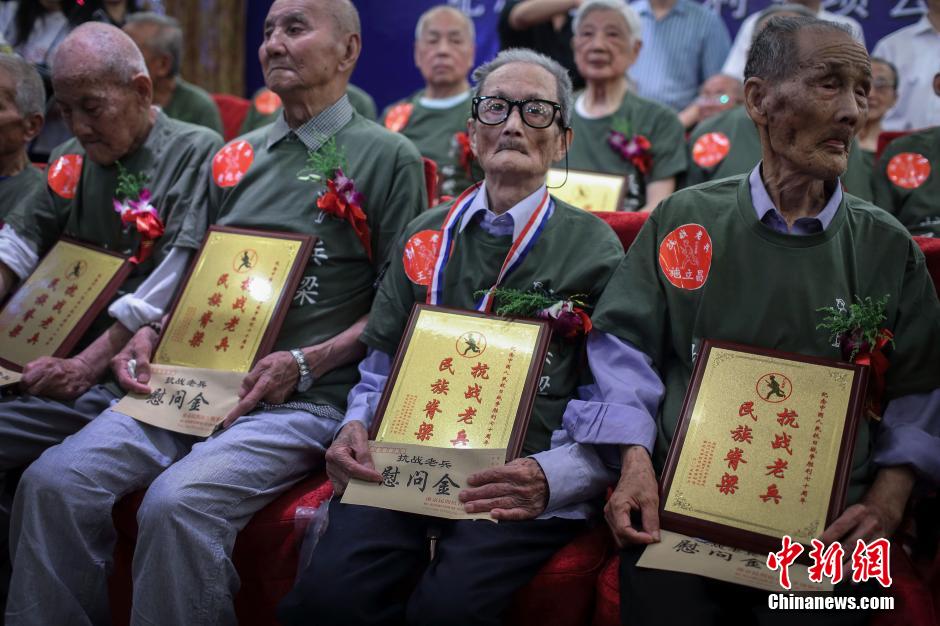 三十余位老兵聚首南京紀(jì)念抗日戰(zhàn)爭(zhēng)勝利 三十余位老兵聚首南京紀(jì)念抗日戰(zhàn)爭(zhēng)勝利