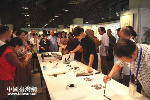 藝術(shù)家現(xiàn)場創(chuàng)作