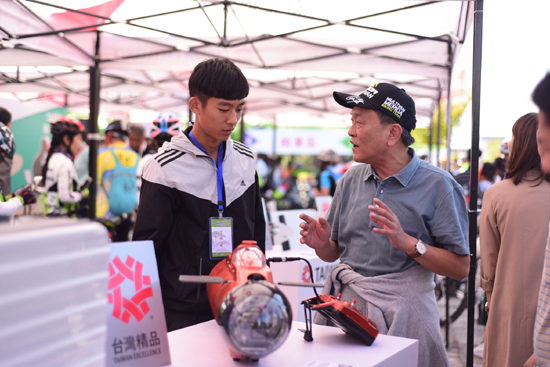 ܇���cǰ�������?j��)H1�����피�(j��)��·����܇���Ɇ����ۯB�ı�yʽ�ܲ��C(j��)�������x�ҿ�UV�ġ��ï�����(d��ng)�������b��߀���ܜ�(zh��n)�_�ɜy(c��)�ķ��(d��ng)���A(y��)֪���L(f��ng)��Ѫ��Ӌ(j��)�����������������ṩ�o���t(y��)������c��������ġ��ɔyʽ�ă�(ch��)��ϵ�y(t��ng)�����׶�ȫ܇���ú��յȼ�(j��)���p��̼�w�S���ۯB܇�ȵ����F(xi��n)��(ch��ng)չƷ�լ��MĿ���·f������;��ɵ��O(sh��)Ӌ(j��)��׌��ٝ�@������