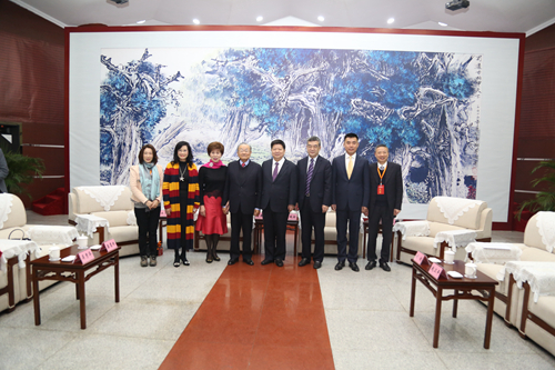 參加會(huì)見的貴賓合影留念