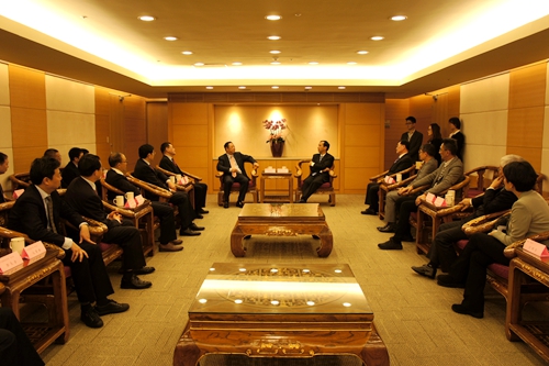 四川省委常委曲木史哈會(huì)見新北市市長朱立倫