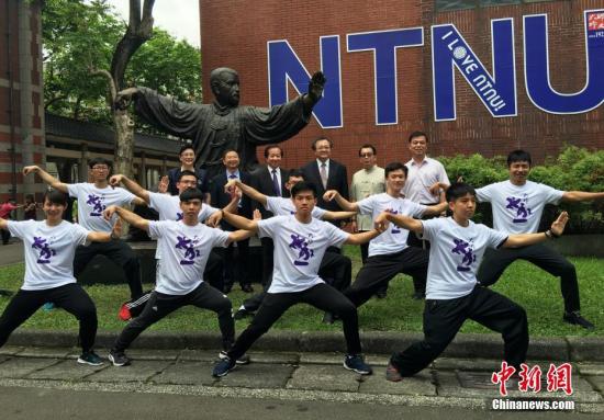 5��31�����ɱ�����W(xu��)��ٛ(z��ng)��һ��2.5�׸ߡ�̫�O�α�ʽ���~����λ���_(t��i)�����_(t��i)��������W(xu��)У������Ļ���@�����_(d��)900������~���Ǳ�����ٛ(z��ng)������У���_(t��i)����71����У�c���R�Y���~���ϡ��_��̫�O���Ă�(g��)��Ҳ�������ɰ���У��ͬ����̫�O��ˇ���D���_(t��i)����W(xu��)���ڽ�Ļ�xʽ�F(xi��n)��(ch��ng)���[̫�Oȭ��·��<a target='_blank' ><p  align=