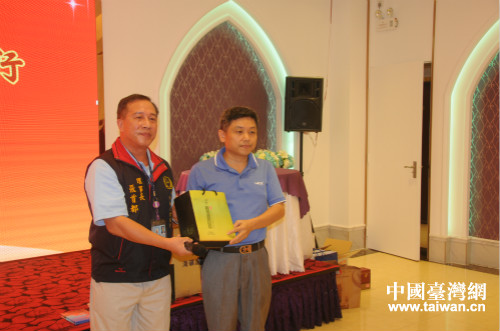 海南省臺(tái)辦王克禧副主任(右)與新北市外勤記者協(xié)會(huì)張首都理事長(zhǎng)在一起 海南省臺(tái)辦王克禧副主任(右)與新北市外勤記者協(xié)會(huì)張首都理事長(zhǎng)在一起