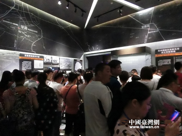 參觀侵華日軍第七三一部隊(duì)罪證陳列館的記者團(tuán)及游客(中國臺(tái)灣網(wǎng) 王文英 攝)