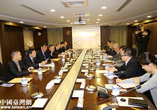 河南省臺(tái)辦參訪團(tuán)與臺(tái)灣工商協(xié)進(jìn)會(huì)進(jìn)行座談 河南省臺(tái)辦參訪團(tuán)與臺(tái)灣工商協(xié)進(jìn)會(huì)進(jìn)行座談