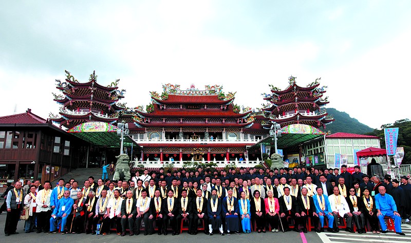 ���䮔(d��ng)ɽ����Ѳ��ȫ�w�����������Ļ�Փ�����ɰ���(sh��)��(hu��)������ɽ�Ȼ��ú�Ӱ