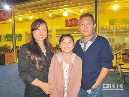 臺(tái)商婚后突然中風(fēng)湖北妻子扛重?fù)?dān)不離不棄(圖)