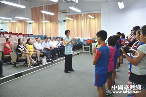 苑里鎮(zhèn)客莊里小學(xué)師生做才藝展示 苑里鎮(zhèn)客莊里小學(xué)師生做才藝展示