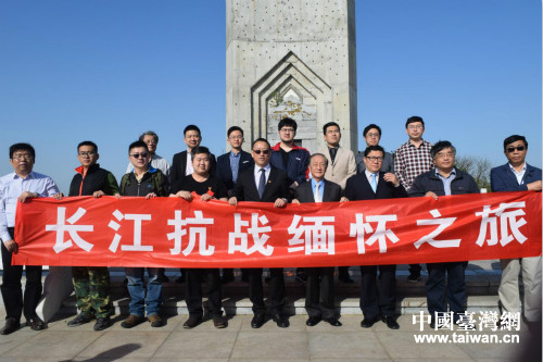 參訪團(tuán)一行在“張上將自忠殉國處”紀(jì)念碑前合影 參訪團(tuán)一行在“張上將自忠殉國處”紀(jì)念碑前合影