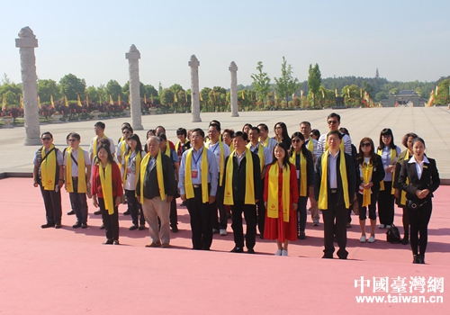 參訪團(tuán)一行祭拜炎帝神農(nóng) 參訪團(tuán)一行祭拜炎帝神農(nóng)