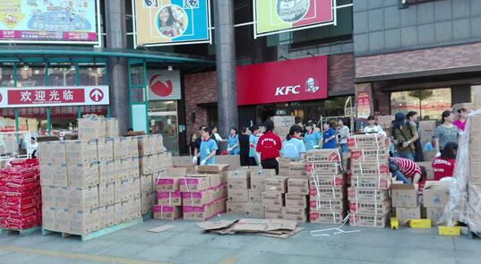 大潤發(fā)正在分裝援助物資 大潤發(fā)正在分裝援助物資