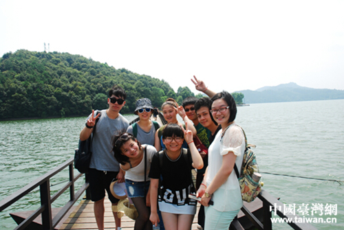 臺(tái)胞千人夏令營江西分營暢游仙女湖 臺(tái)胞千人夏令營江西分營暢游仙女湖