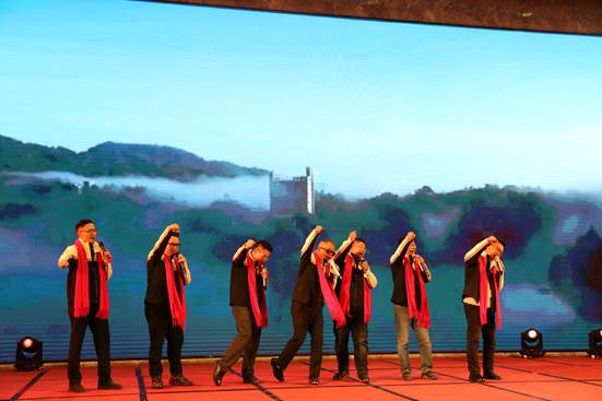 說(shuō)明: 臺(tái)協(xié)會(huì)長(zhǎng)合唱《愛(ài)拼才會(huì)贏》和《你是我的兄弟》 說(shuō)明: 臺(tái)協(xié)會(huì)長(zhǎng)合唱《愛(ài)拼才會(huì)贏》和《你是我的兄弟》