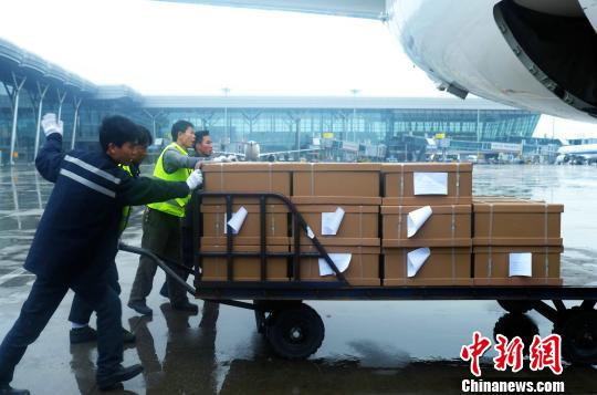 富士康貴州示范工廠首批百臺平板運(yùn)抵臺灣