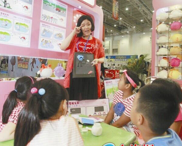 臺商夫婦獨創(chuàng)臺式動漫教育互動課 亮相廈門動漫展 臺商夫婦獨創(chuàng)臺式動漫教育互動課 亮相廈門動漫展