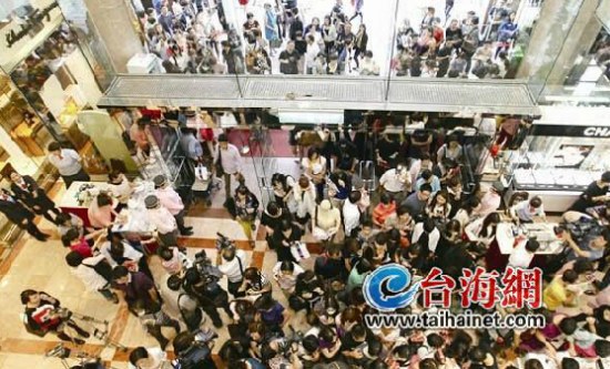 臺(tái)百貨周年慶上演價(jià)格戰(zhàn)大陸消費(fèi)者尋代購(gòu)能手