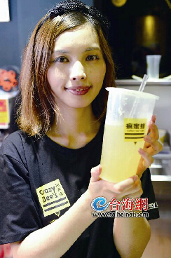 金門(mén)姑娘用“瘋蜜蜂”調(diào)制兩岸年輕人流行茶飲 金門(mén)姑娘用“瘋蜜蜂”調(diào)制兩岸年輕人流行茶飲