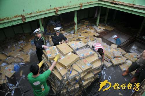 廈門海關關員現(xiàn)場監(jiān)管臺灣自捕秋刀魚 廈門海關關員現(xiàn)場監(jiān)管臺灣自捕秋刀魚