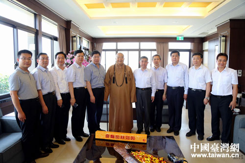 星云大師與山東省農業(yè)經(jīng)濟交流團成員合影