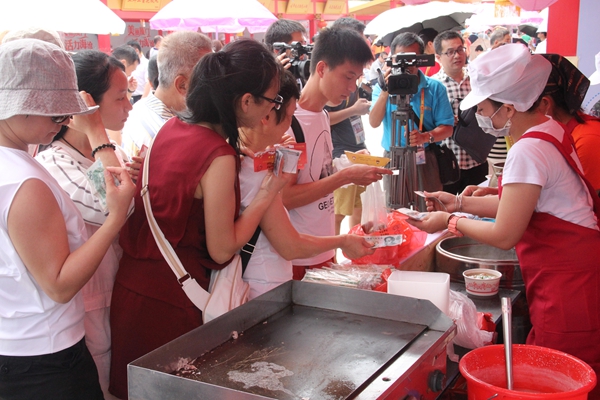 圖3廟會上的吃貨們很踴躍(中國臺灣網(wǎng) 蕪?fù)?攝)