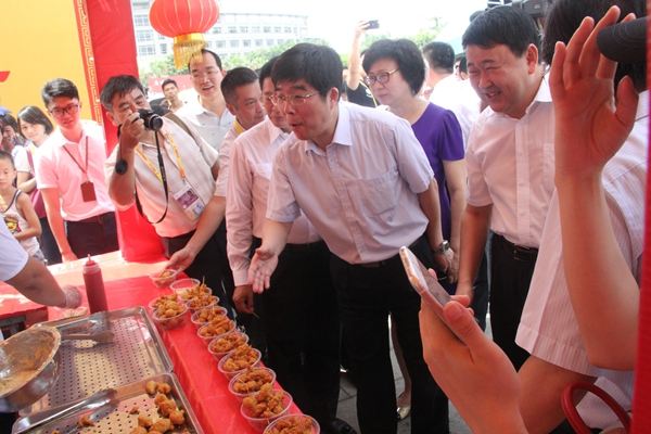 圖5國臺辦主任助理周寧與臺灣攤主互動(中國臺灣網(wǎng) 蕪?fù)?攝)