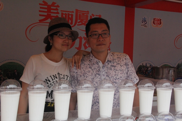 圖7兩岸合作練攤的小夫妻(中國臺灣網(wǎng) 蕪?fù)?攝)