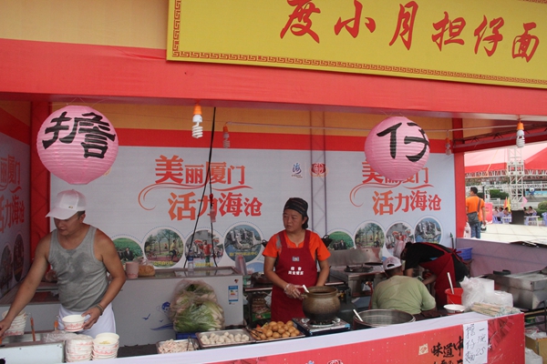 圖9廟會上的大熱門度小月?lián)忻?中國臺灣網(wǎng) 蕪?fù)?攝)