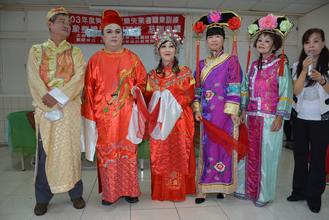 學員展現(xiàn)其中的古裝化妝 學員展現(xiàn)其中的古裝化妝