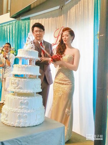 情牽?jī)砂痘ㄉ徔战闵虾R挼门_(tái)灣郎(圖) 情牽?jī)砂痘ㄉ徔战闵虾R挼门_(tái)灣郎(圖)