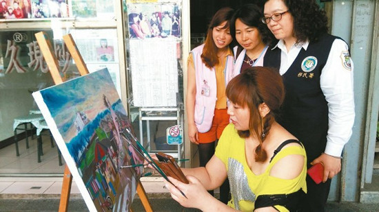 大陸廚娘在臺(tái)開川菜館炒菜作畫游刃有余(圖)