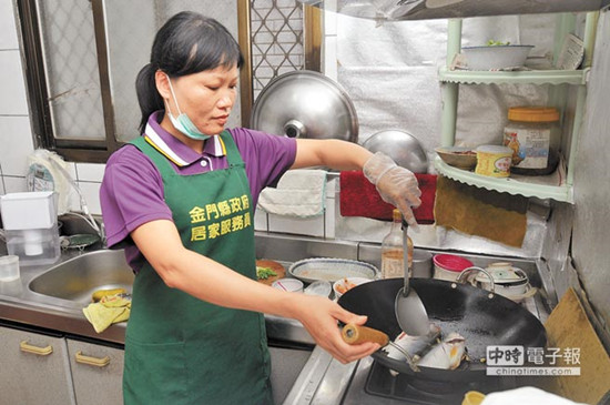 大陸配偶在臺(tái)灣擔(dān)任居服員惜福更感恩(圖)