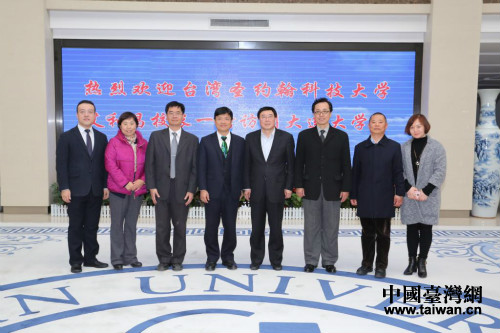 大連大學(xué)校領(lǐng)導(dǎo)與參訪客人合影 大連大學(xué)校領(lǐng)導(dǎo)與參訪客人合影