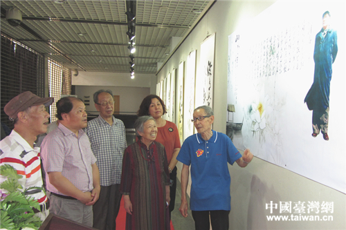 俞繼華(右一)與戴藩籬(右三)向參觀者介紹畫作 俞繼華(右一)與戴藩籬(右三)向參觀者介紹畫作