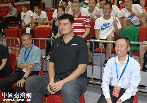 姚明在比賽現(xiàn)場觀戰(zhàn) 姚明在比賽現(xiàn)場觀戰(zhàn)