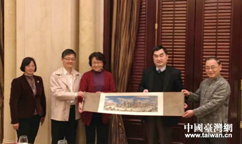 上海市副市長(zhǎng)翁鐵慧會(huì)見來訪的臺(tái)北市副市長(zhǎng)鄧家基一行 上海市副市長(zhǎng)翁鐵慧會(huì)見來訪的臺(tái)北市副市長(zhǎng)鄧家基一行