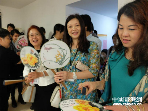 臺灣客人參訪龍華社區(qū) 共話同胞深情 臺灣客人參訪龍華社區(qū) 共話同胞深情