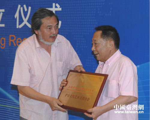 會長常文駒(右)鄭重地從總會秘書長手中接過了分會銘牌 會長常文駒(右)鄭重地從總會秘書長手中接過了分會銘牌