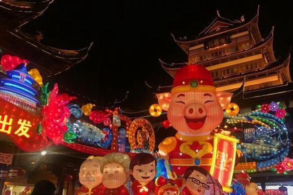 上海豫園新春民俗藝術(shù)燈會亮燈 “財神豬”受熱捧.jpg