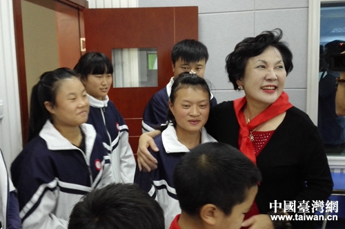 臺商董淑貞女士(右一)與受助學(xué)生親切交流 臺商董淑貞女士(右一)與受助學(xué)生親切交流