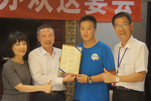 臺東高中學(xué)生代表(右二)向四川省臺辦主任周敏謙(左二)致贈感謝卡 臺東高中學(xué)生代表(右二)向四川省臺辦主任周敏謙(左二)致贈感謝卡