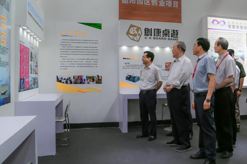 四川省臺(tái)辦副主任張軍向兩岸企業(yè)家峰會(huì)理事長(zhǎng)曾培炎介紹在川發(fā)展的臺(tái)青創(chuàng)業(yè)項(xiàng)目 四川省臺(tái)辦副主任張軍向兩岸企業(yè)家峰會(huì)理事長(zhǎng)曾培炎介紹在川發(fā)展的臺(tái)青創(chuàng)業(yè)項(xiàng)目