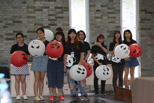 臺(tái)灣學(xué)生展示文創(chuàng)作品結(jié)營儀式現(xiàn)場 臺(tái)灣學(xué)生展示文創(chuàng)作品結(jié)營儀式現(xiàn)場