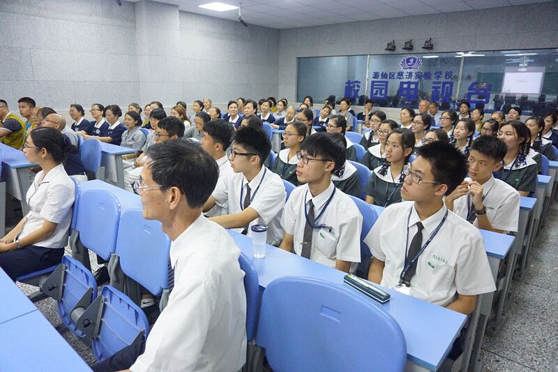 營員們聆聽“勇做科技創(chuàng)新‘小創(chuàng)客’”專題報告 營員們聆聽“勇做科技創(chuàng)新‘小創(chuàng)客’”專題報告