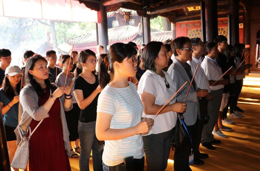 臺(tái)灣高校師生代表參訪(fǎng)團(tuán)的師生們通過(guò)最傳統(tǒng)的禮儀拜謁文昌帝君 臺(tái)灣高校師生代表參訪(fǎng)團(tuán)的師生們通過(guò)最傳統(tǒng)的禮儀拜謁文昌帝君
