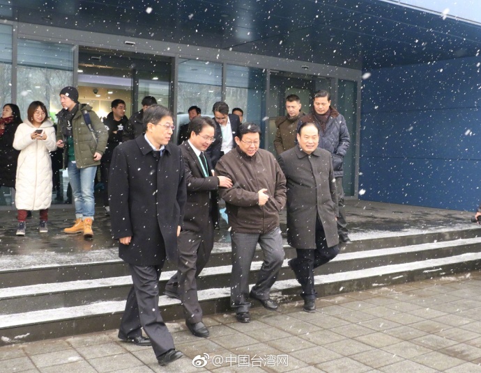 海協(xié)會會長陳德銘走訪西安臺企:你們都是“兵馬俑”的后代 海協(xié)會會長陳德銘走訪西安臺企:你們都是“兵馬俑”的后代