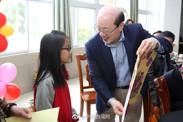 劉結(jié)一看望慰問東莞臺(tái)商子弟學(xué)校師生和家長代表 劉結(jié)一看望慰問東莞臺(tái)商子弟學(xué)校師生和家長代表