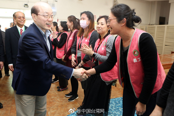 劉結(jié)一看望慰問東莞臺(tái)商子弟學(xué)校師生和家長代表 劉結(jié)一看望慰問東莞臺(tái)商子弟學(xué)校師生和家長代表